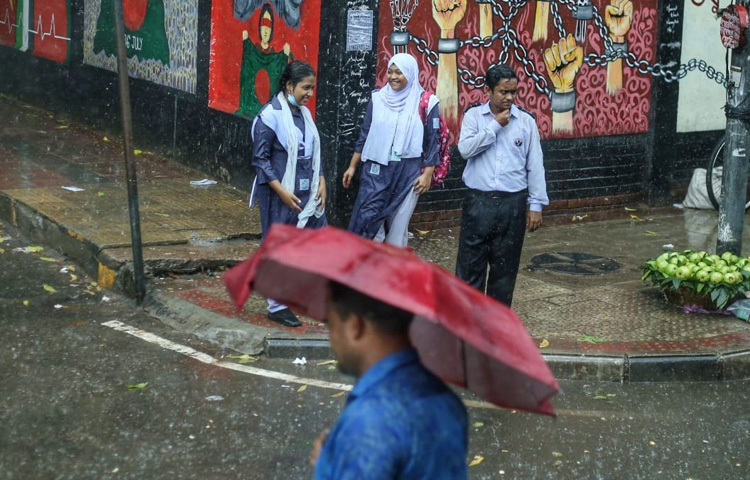 রাস্তার ওপাশ থেকে ছুটে আসছে স্কুল ফেরত শিক্ষার্থীরা, কারও হাতে ছাতা, কারও কাঁধে ব্যাগ ভিজে একাকার। কেউ এক হাতে বই সামলে অন্য হাতে মুঠোফোন ধরে বাসায় খবর দিচ্ছেন, ‘ভিজে গেছি, একটু দেরি হবে।’