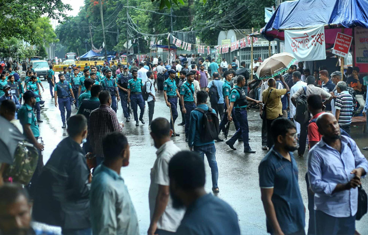 এসময় আন্দোলনকারীরা সেখানেই বসে পড়েন এবং দাবি আদায়ের ঘোষণা দেন। তাদের সরে যেতে ১০ মিনিট সময় দেন ডিএমপির রমনা বিভাগের উপ-পুলিশ কমিশনার (ডিসি) মাসুদ আলম। সেই আহ্বানে সাড়া না দিয়ে আন্দোলনকারীরা অবস্থান অব্যাহত রাখলে পুলিশ জলকামান ও সাউন্ড গ্রেনেড ব্যবহার করে অভিযান চালায়।