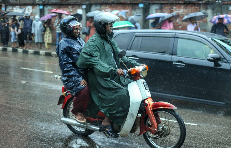 বিশেষ করে অফিসগামী মানুষদের যেন শুরুতেই এক পরীক্ষা দিতে হলো। রাস্তায় বেরিয়েই পড়তে হলো বৃষ্টির কবলে, সঙ্গে জলজট আর যানজট।