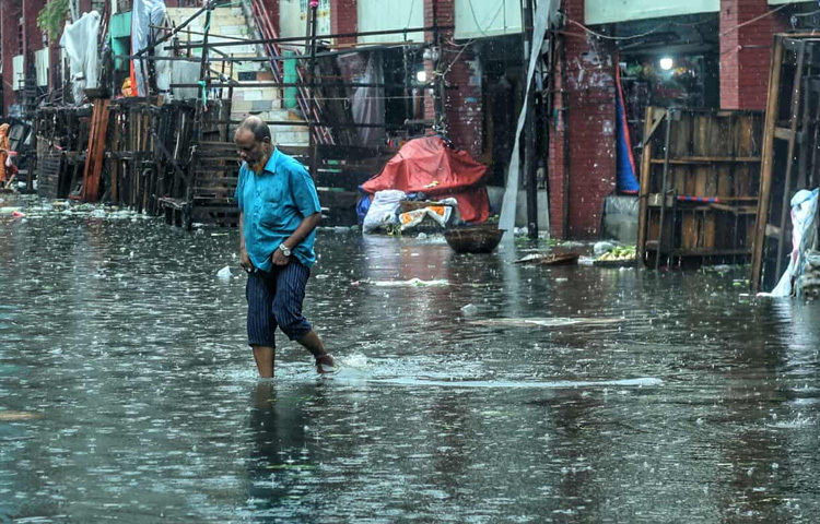 বিকেল হতে না হতেই অনেকেই যেন হাল ছেড়ে দিয়েছেন। একদিকে ক্রেতা কম, অন্যদিকে দীর্ঘক্ষণ পানির মধ্যে বসে থাকার কষ্ট-সব মিলিয়ে কেনা দামে সবজি বিক্রি করেই ফিরেছেন অনেকেই।