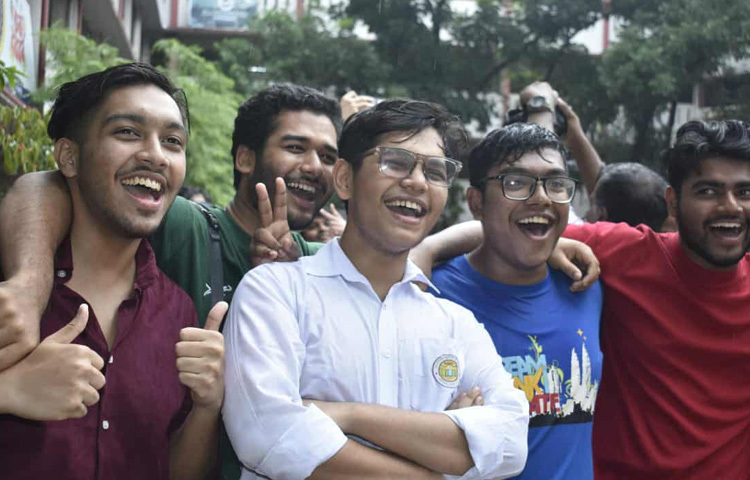 চলতি বছরের এসএসসি ও সমমান পরীক্ষার ফলাফল প্রকাশ করা হয়েছে। এ বছর দেশের ১১টি শিক্ষা বোর্ডে গড় পাসের হার ৬৮ দশমিক ৪৫ শতাংশ। ছবি: বিপ্লব দীক্ষিৎ