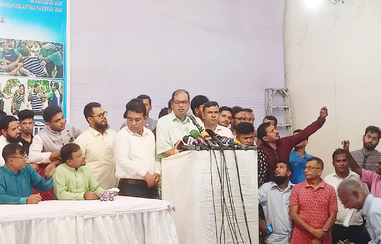 আজ দুপুরে জাতীয় প্লেস ক্লাবে বাংলাদেশ জাতীয়তাবাদী নবীন দল কেন্দ্রীয় নির্বাহী কমিটি আয়োজিত এক প্রতিবাদ সভায় বক্তব্য দেন বিএনপির ভাইস চেয়ারম্যান শামসুজ্জামান দুদু। ছবি: জাগো নিউজ