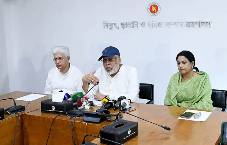 বিদ্যুৎ, জ্বালানি ও খনিজ সম্পদ উপদেষ্টা মুহাম্মদ ফাওজুল কবির খান আজ মন্ত্রণালয়ের সভাকক্ষে ব্যবসা-বাণিজ্য, শিল্প, বন্দর ও রাজস্ব আদায় কার্যক্রম অধিকতর গতিশীল রাখার লক্ষ্যে গঠিত উপদেষ্টা পরিষদ কমিটির অগ্রগতি সম্পর্কে সাংবাদিকদের ব্রিফ করেন। ছবি: পিআইডি