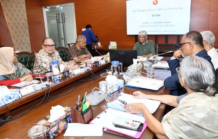 অর্থ উপদেষ্টা ড. সালেহউদ্দিন আহমেদ আজ ঢাকায় মন্ত্রিপরিষদ বিভাগের সভাকক্ষে খাদ্য পরিকল্পনা ও পরিধারণ কমিটির (এফপিএমসি) সভায় সভাপতিত্ব করেন। ছবি: পিআইডি