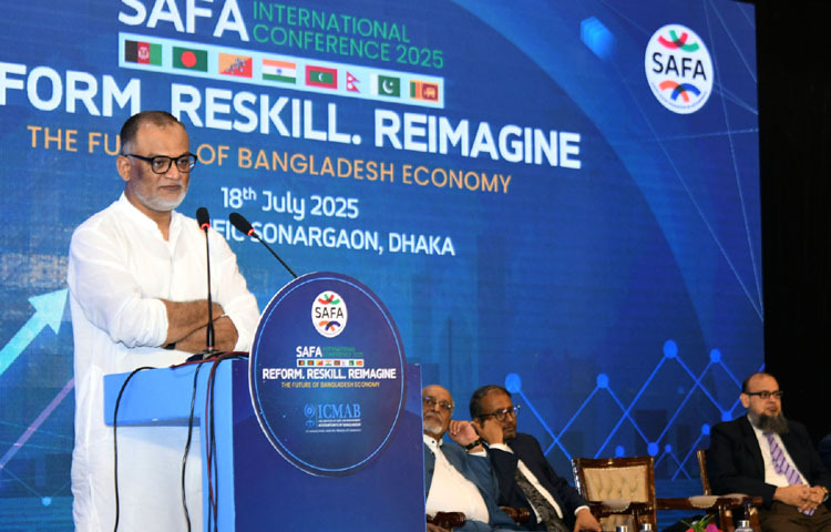 বাণিজ্য উপদেষ্টা শেখ বশিরউদ্দীন আজ রাজধানীর হোটেল সোনারগাঁওয়ে সার্কভুক্ত দেশসমূহের প্রায় চার শতাধিক হিসাববিদের অংশগ্রহণে আয়োজিত সাউথ এশিয়ান ফেডারেশন অব অ্যাকাউন্টেন্ট (এসএএফএ) ইন্টারন্যাশনাল কনফারেন্স ২০২৫-এ প্রধান অতিথির বক্তৃতা করেন। ছবি: পিআইডি