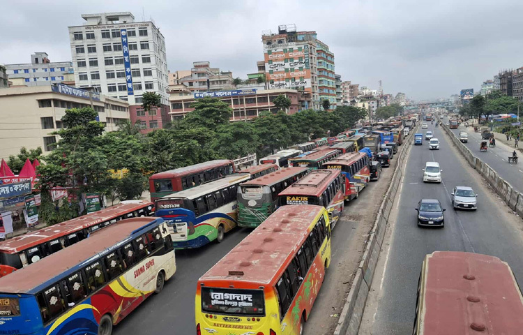 বেশিরভাগ বাসের বাম পাশের বডিতে সমাবেশের ব্যানার লাগানো রয়েছে।