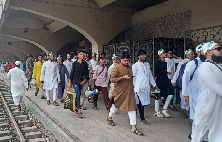 সমাবেশেকে কেন্দ্র করে সপ্তাহের অন্যান্য দিনের তুলনায় কমলাপুর রেলস্টেশনে বাড়তি ভিড় দেখা গেছে।