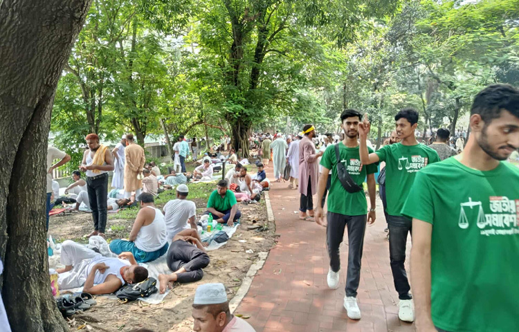 রমনার আজকের এই ভিন্ন রূপ দেখে অনেকেই বলছেন, পার্কটি যেন পরিণত হয়েছে অস্থায়ী কর্মী ক্যাম্পে।