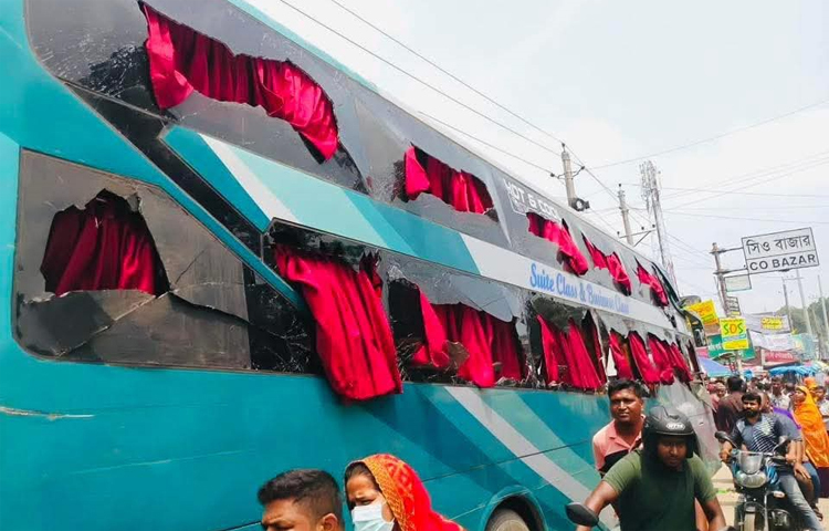 রংপুর মেডিকেল কলেজ হাসপাতাল সূত্র জানায়, বিস্ফোরণের পর আহতদের হাসপাতালে নিয়ে আসা হলে কর্তব্যরত চিকিৎসক একজনকে মৃত ঘোষণা করেন।নিহত ব্যক্তির নাম সেলিম মিয়া। তিনি একজন প্রকৌশলী বলে জানা গেছে। আহতদের মধ্যে আরও দুইজনের অবস্থা আশঙ্কাজনক।