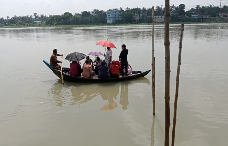 শীতলক্ষ্যার জলে ভেসে থাকতো ডিঙ্গি, ময়ূরপঙ্খী, কোষা কিংবা ছৈওয়ালা নৌকা। বাতাসে ওড়া রঙিন পাল, আর ঢেউয়ের গর্জনে তৈরি হতো গ্রামবাংলার সুরেলা দৃশ্য।