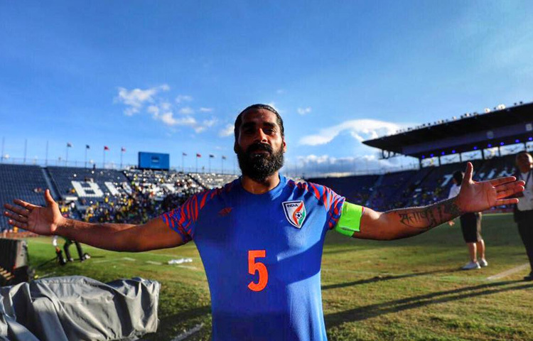 শুরুর দিকে তার উচ্চতা ও গড়ন খুব একটা আকর্ষণীয় ছিল না, কিন্তু কৌশলগত বুদ্ধিমত্তা ও হার না মানা মনোভাবই তাকে এগিয়ে দেয়। এরপর ধীরে ধীরে নিজের শারীরিক গঠনে পরিবর্তন এনে তিনি পরিণত হন এক দুর্ভেদ্য রক্ষণভাগের সৈনিক হিসেবে।