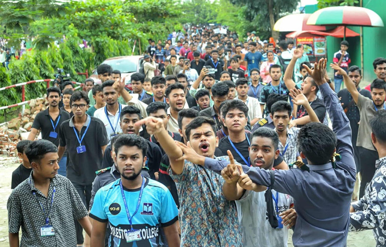 তাদের চোখে মুখে ক্ষোভ, শব্দে ঝরে পড়ছে অবিশ্বাস। তারা প্রশ্ন তোলে-‘আপনি কী দেখতে এসেছেন? সত্যিকারের সহানুভূতি, নাকি ক্যামেরার সামনে বক্তব্য দিতে?’