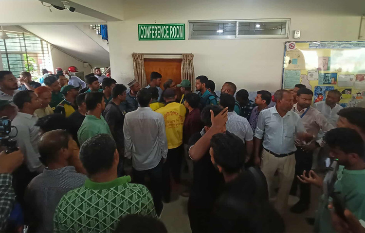 বিক্ষোভরত একাদশ শ্রেণির শিক্ষার্থী তরিকুল ইসলাম বলেন, বিমান দুর্ঘটনায় অন্তত ৪০ জন নিহত হয়েছে। কিন্তু বলা হচ্ছে ২৭ জন মারা গেছে। অথচ এখনো অনেক শিক্ষার্থীর লাশ খুঁজে পাচ্ছেন না অভিভাবকেরা। এছাড়া এ ঘটনার সুষ্ঠু তদন্ত করার বিষয়েও সরকারের পক্ষ থেকে সুনির্দিষ্ট কোনো আশ্বাস দেওয়া হয়নি। তাই তারা আন্দোলন করছেন।