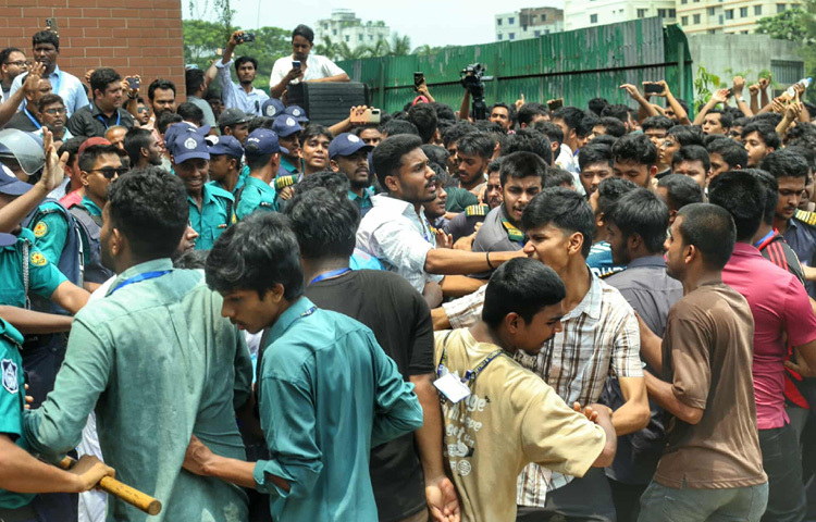 প্রত্যক্ষদর্শীরা জানায়, উপদেষ্টারা শুরুতে পরিস্থিতি বুঝে শিক্ষার্থীদের শান্ত করার চেষ্টা করেন। কিন্তু শিক্ষার্থীরা তাদের বক্তব্যে বিশ্বাস রাখতে পারেননি। একপর্যায়ে সুর চড়াতে থাকে এবং তারা আর কথা না বলে দ্রুত কনফারেন্স রুমে ঢুকে যান। এরপর থেকে রুমটি কার্যত অবরুদ্ধ হয়ে পড়ে।