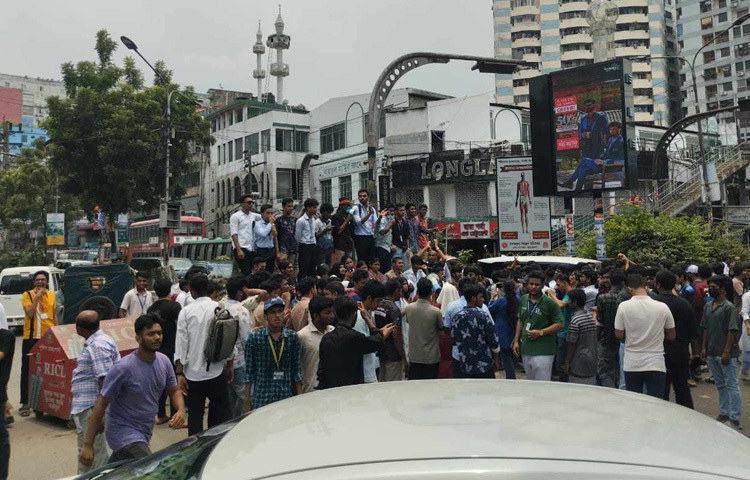 বিক্ষোভে ঢাকা কলেজ, ঢাকা সিটি কলেজ, আইডিয়াল কলেজ, বীরশ্রেষ্ঠ নূর মোহাম্মদ কলেজ, বীরশ্রেষ্ঠ আব্দুর রউফ কলেজের শিক্ষার্থীরা অংশগ্রহণ করেছেন।