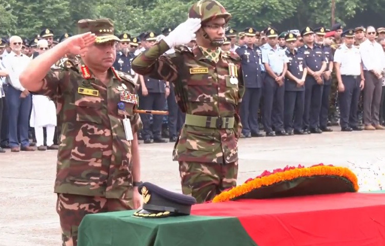 অনুষ্ঠানে স্বরাষ্ট্র উপদেষ্টা লেফটেনেন্ট জেনারেল (অব.) মো. জাহাঙ্গীর আলম চৌধুরী, সেনাপ্রধান জেলারেল ওয়াকার-উজ-জামান, নৌবাহিনী প্রধান, বিমান বাহিনী প্রধানসহ (ভারপ্রাপ্ত) নিহতের পরিবারের সদস্যরা উপস্থিত ছিলেন।