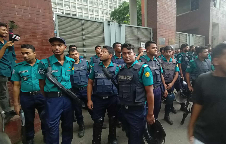 দুপুর সোয়া ২টার দিকে তারা অবস্থান নিলে গেটগুলো বন্ধ করে দেয়া হয়।