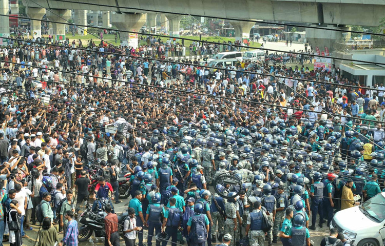 শিক্ষার্থীদের বিক্ষোভের কারণ সম্পর্কে বিস্তারিত জানা না গেলেও ধারণা করা হচ্ছে, সাম্প্রতিক নীতিগত কোনো সিদ্ধান্ত বা বক্তব্যের প্রতিবাদে এই প্রতিক্রিয়া তৈরি হয়েছে।