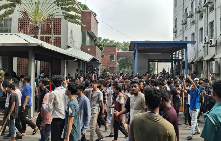 এর আগে দুপুর সোয়া ২টার দিকে বিভিন্ন দাবিতে সচিবালয়ের প্রধান ফটকের সামনে অবস্থান নেন শিক্ষার্থীরা। এসময় সচিবালয়ের সবগুলো গেট বন্ধ করে দেওয়া হয়।