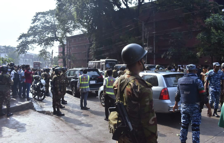 এদিন সকালে অনেক অভিভাবক ও শিক্ষার্থী মাইলস্টোন স্কুলে প্রবেশের চেষ্টা করলেও তাদের অধিকাংশকেই ফিরিয়ে দেওয়া হয়। কেউ কেউ নিজের পরিচয়পত্র দেখিয়েও প্রবেশ করতে পারেননি।