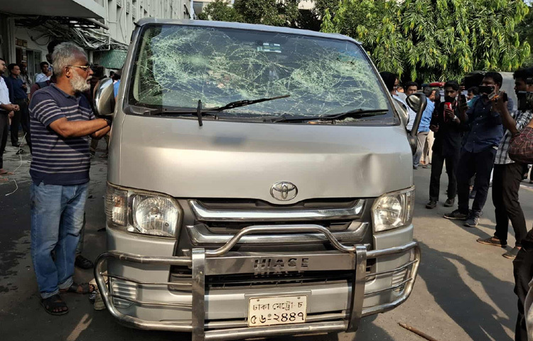 শিক্ষা উপদেষ্টার পদত্যাগের দাবি ও মাইলস্টোন স্কুল অ্যান্ড কলেজে যুদ্ধবিমান বিধ্বস্তে হতাহতের ঘটনার প্রতিবাদে আন্দোলনরত শিক্ষার্থীরা সচিবালয়ে ঢুকে গাড়ি ভাঙচুর চালিয়েছে। পরে আইনশৃঙ্খলা রক্ষাকারী বাহিনী তাদের লাঠিচার্জ করে সচিবালয় থেকে বের করে দেয়। ছবি: মাসুদ রানা