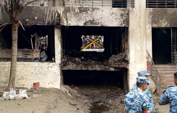 বিধ্বস্ত ভবনের দৃশ্য দেখে সহজে বোঝা যায় এই প্রতিষ্ঠান কতটা ভয়ানকভাবে ক্ষতিগ্রস্ত হয়েছে।