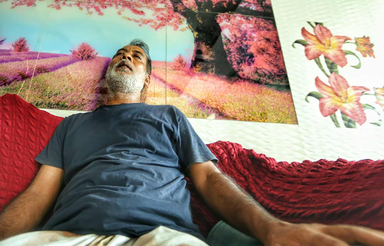 ঘটনার পরের দৃশ্যটা ছিল হৃদয়বিদারক। স্কুল প্রাঙ্গণ জুড়ে ছিল কান্নার সুর, স্বজন হারানো মানুষের হাহাকার। বাবা আবুল হোসেন স্তব্ধ হয়ে বসে আছেন এক কোণে, কাঁধে ভারী হয়ে ঝুলছে শোক। মুখে কোনো কথা নেই, চোখে শুকিয়ে যাওয়া অশ্রু। একমাত্র কন্যা, পরিবারের উজ্জ্বলতম মুখটি নেই বললেই চলে।