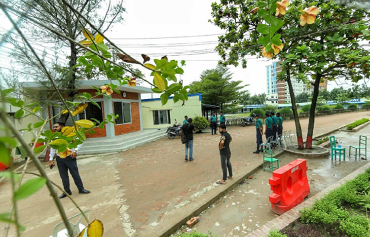 একজন প্রবীণ পথচারী মন্তব্য করলেন, ‘স্কুলের আশপাশ দিয়ে গেলে প্রতিদিন ছোট ছোট ছেলেমেয়েদের হেঁটে যাওয়া দেখতাম। আজ এ রাস্তা যেন পাথর হয়ে আছে-কেউ হাঁটে না, কেউ হাসে না।’