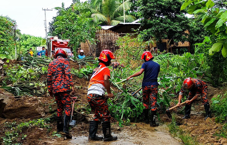 উপজেলা প্রশাসনের পক্ষ থেকে জানানো হয়েছে, দ্রুত যোগাযোগ ব্যবস্থা স্বাভাবিক করতে সেনাবাহিনী ও স্থানীয় প্রশাসন একসঙ্গে কাজ করছে। প্রাকৃতিক দুর্যোগের এ ঘটনাকে ঘিরে আতঙ্কিত হলেও এখন পর্যন্ত বড় কোনো ক্ষয়ক্ষতির খবর পাওয়া যায়নি। পর্যটকদের নিরাপত্তা নিশ্চিত করতে সর্বোচ্চ চেষ্টা চলছে।