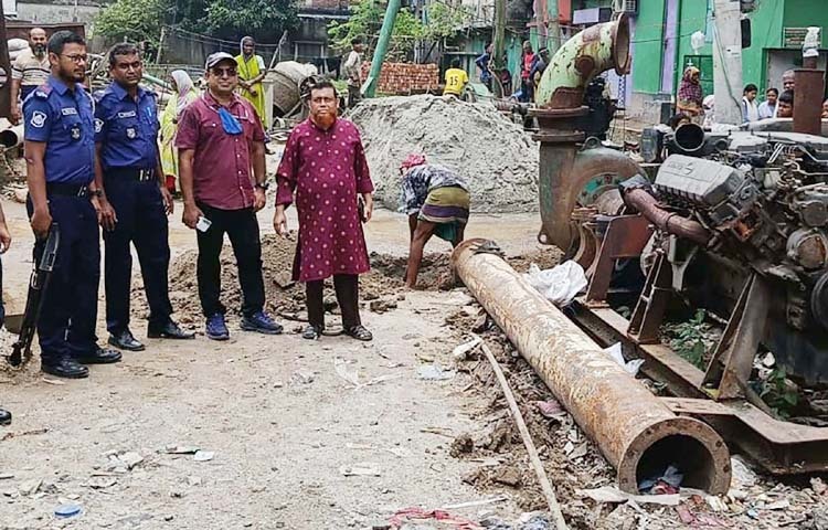 জ্বালানি ও খনিজ সম্পদ বিভাগের নির্বাহী ম্যাজিস্ট্রেটের নেতৃত্বে গতকাল তিতাস টি অ্যান্ড ডি পিএলসি দেশের বিভিন্ন অঞ্চলে অবৈধ গ্যাস সংযোগ বিচ্ছিন্ন করতে মোবাইল কোর্ট অভিযান পরিচালনা করে। ছবি: পিআইডি