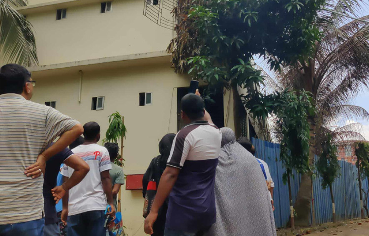 কেউ কেউ ঘটনাস্থলে এসে ভিডিওকলে পরিবার-পরিজনদের দেখাচ্ছেন ক্ষতিগ্রস্ত ভবন ও আশপাশের পরিস্থিতি।