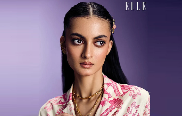 জুয়েলারিতেও ছিল আলাদা স্টাইল। এক কানে ভারসাচি লেখা সোনালি ইয়ার কাফ, হাতে আঙুলে মানানসই আংটি, গলায় লেয়ার্ড নেকলেস আর চোকার, সব মিলিয়ে রোমান্টিক এবং ফ্যান্টাসি ঘরানার এক মোহময় উপস্থিতি।