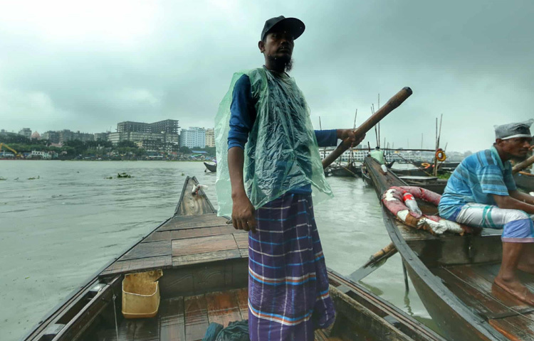 শুধু সরকারি উদ্যোগ নয়, আমাদের নাগরিক দায়িত্বও জরুরি। শিল্প বর্জ্য নির্গমন রোধ, প্লাস্টিক বর্জন এবং নদীপথ সচল রাখার মতো পদক্ষেপগুলো নিতে হবে এখনই। যেন আগামীর বুড়িগঙ্গা শুধু বর্ষাতেই নয়, সারা বছরই হয় দুর্গন্ধহীন, স্বচ্ছ ও সৌন্দর্যপূর্ণ।