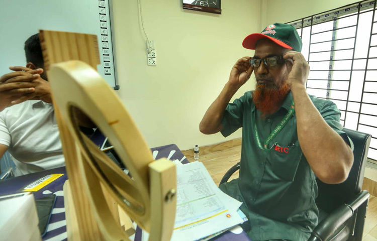 মঙ্গলবার তেজগাঁও বিআরটিসি কার্যালয়ে, বুধবার সায়েদাবাদ বাস টার্মিনাল ও তেজগাঁও ট্রাক স্ট্যান্ডে, আর বৃহস্পতিবার গাবতলী ও মহাখালী বাস টার্মিনালে এ সেবা দেওয়া হবে।