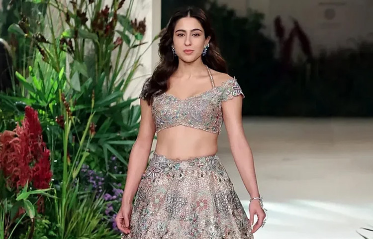 ‘ওয়াইল্ড অ্যাট হার্ট’ কালেকশনকে আয়শা নিজেই বর্ণনা করেছেন ‘রাফিনেস ও ফ্যান্টাসির মিশ্রণ’ হিসেবে। এখানে কোনো একটি নির্দিষ্ট রঙের দাপট নেই। বরং প্রতিটি সেলাই, প্রতিটি ডিজাইনে রয়েছে সূক্ষ্মতার ছাপ। কোথাও কোনো কিছুর বাড়াবাড়ি নেই, তবু মন ভরিয়ে দেয় প্রতিটি ডিটেইল।