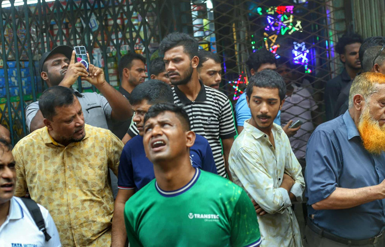 ফায়ার সার্ভিসের ভারপ্রাপ্ত কর্মকর্তা (মিডিয়া সেল) তালহা বিন জসিম জানান, সকাল ১০টায় গুলিস্তানের সুন্দরবন স্কয়ার মার্কেটের ৫ম তলায় আগুন লাগার খবর আসে। এরপর ১০টা ৩ মিনিটে প্রথম ইউনিট ঘটনাস্থলে পৌঁছে আগুন নিয়ন্ত্রণে কাজ শুরু করে। পরে আরও ১১ ইউনিট সেখানে যোগ দেয়।