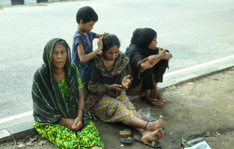 বেগুনবাড়ির বাসিন্দা রুবিনা বেগম ক্ষোভের সঙ্গে বললেন, ‘ছোট বাচ্চাটা সকালে ঘুম ভাঙতেই ফ্যান না পেয়ে কান্না শুরু করে। তীব্র গরমে বাড়িতে বসে থাকাই দায় হয়ে গেছে। ফ্রিজ বন্ধ, ঠান্ডা পানি নেই, কিছু রান্নাও করতে পারছি না।’