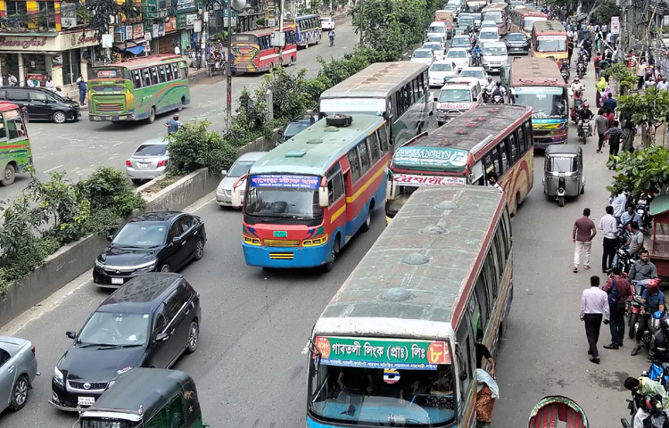 সিএনজিচালক আলমগীর বলেন, ট্যেকনিক্যাল সিগন্যাল থেকে শ্যামলী পর্যন্ত আসতেই ৩৫ মিনিট লাগছে। যানজট না থাকলে আসতে সর্বোচ্চ ১০ মিনিট লাগতো। রাস্তায় মোটামুটি জ্যাম আছে ভালোই।
