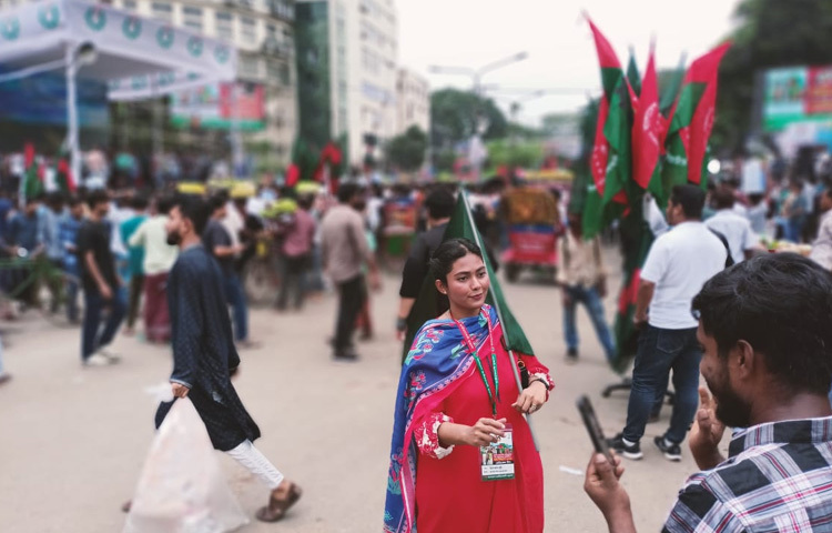 সকাল থেকে সমাবেশস্থলে জড়ো হওয়া নেতাকর্মীদের চাঙা রাখতে স্লোগানে স্লোগানে মুখর করে তুলেছেন ছাত্রদলের নেতারা।