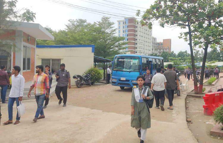 সকাল ৯টা থেকে শিক্ষার্থী ও অভিভাবকরা মাইলস্টোন ক্যাম্পাসে আসতে শুরু করেন। শিক্ষার্থীরা একাডেমিক ভবনে যাওয়ার আগে বিমান বিধ্বস্তে ক্ষতিগ্রস্ত ভবনের সামনে উঁকি-ঝুঁকি দিচ্ছেন।