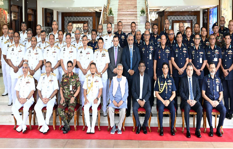 প্রধান উপদেষ্টা প্রফেসর মুহাম্মদ ইউনূসের সঙ্গে ফটোসেশনে অংশ নেন ঢাকায় নৌবাহিনী সদরদপ্তরে নৌবাহিনী ও বিমান বাহিনী নির্বাচনী পর্ষদ-২০২৫ এর উদ্বোধন অনুষ্ঠানে উপস্থিত কর্মকর্তারা। ছবি: পিআইডি