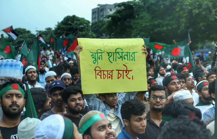 কেউ বলছেন, এটা কোনো এক ‘নতুন রাষ্ট্রের জন্মদিন’, কেউ বলছেন, ‘ভবিষ্যতের কোনো মুক্তির দিন’। তবে যারাই আসছেন, তাদের চোখে একটাই ভাষা প্রতিবাদ, প্রত্যয় আর পরিবর্তনের আকাঙ্ক্ষা।