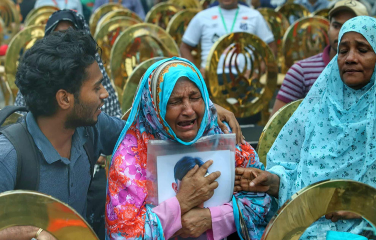 তারপর থেকে এই মা বেঁচে আছেন শুধুই ছবিতে আটকে থাকা অতীতের ভরসায়। আর আজকের এই গানের কথাগুলো যেন ছুঁয়ে গেল তার জমে থাকা না বলা কান্না।
