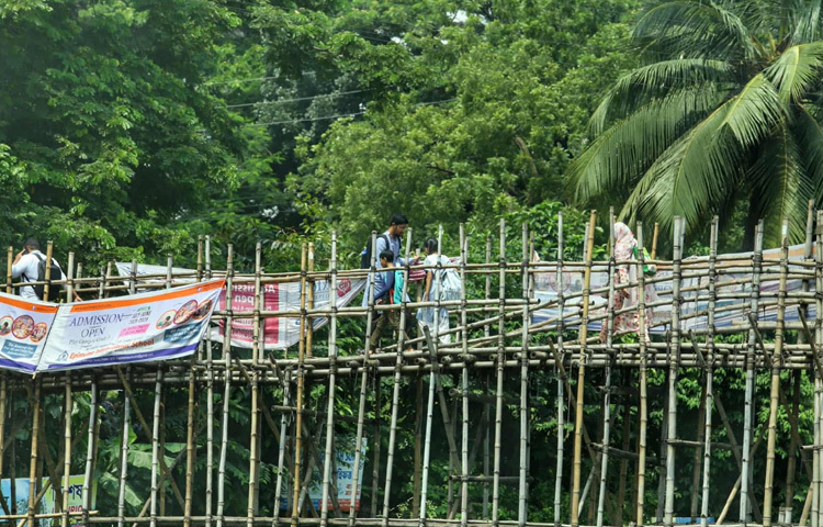 কেনো নেই স্থায়ী সেতু? এই প্রশ্ন এখন স্থানীয়দের মনে ঘুরপাক খাচ্ছে বছরের পর বছর। রাজধানীর গুরুত্বপূর্ণ দুই আবাসিক এলাকার মাঝে থাকা এই খালের ওপর স্থায়ী কোনো সেতু নেই, যা সহজেই জনগণের চলাচল নিশ্চিত করতে পারত। স্থানীয়রা বহুবার দাবি জানিয়েও কোনো আশ্বাস বা পদক্ষেপ পাননি।