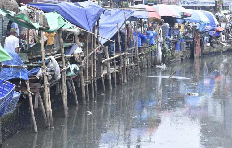বৃষ্টির পানি নামার কোনো পথ খাল খুঁজে পায় না। ফলে অল্প বৃষ্টিতেই ডুবে যায় রাস্তাঘাট, বাসাবাড়ি, ব্যবসা প্রতিষ্ঠান। সবচেয়ে ভয়াবহ অবস্থা তৈরি হয় ধোলাইপাড়, শনিরআখড়া ও যাত্রাবাড়ীর আশপাশে।
