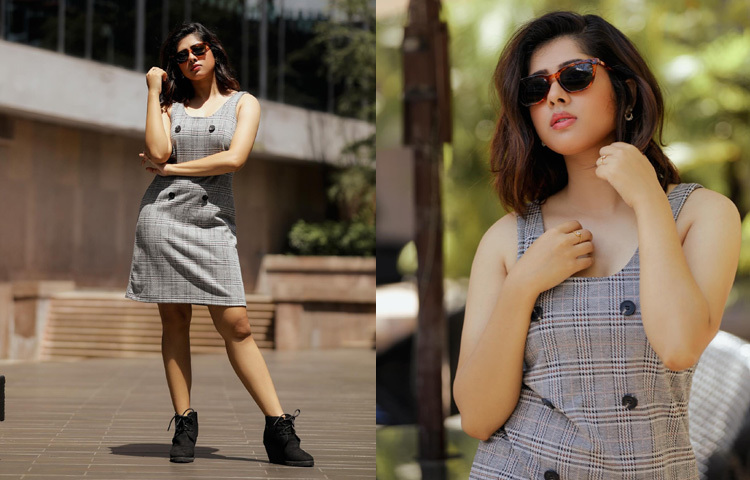 ট্র্যাডিশনাল লুকের পাশাপাশি দিতিপ্রিয়া ওয়েস্টার্ন পোশাকেও নিজস্ব একটা দৃষ্টিভঙ্গি তৈরি করেছেন। ব্লেজার আর ট্রাউজারে প্রফেশনাল অথচ সাহসী রূপ, আবার ডেনিম আর ক্রপ টপে কিশোরী ভাব দুইই ফুটে ওঠে তার মধ্যে অনায়াসে।