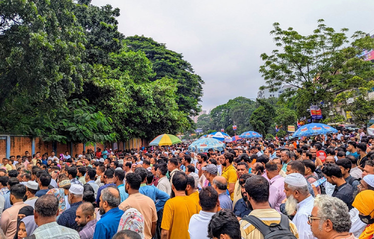 কয়েকজন শিক্ষক, অভিভাবক ও ভর্তিচ্ছু শিক্ষার্থীর সঙ্গে কথা বলে জানা যায়, ৮ আগস্ট কয়েকটি শিফটে ভর্তি পরীক্ষা নেওয়া হয়েছে।