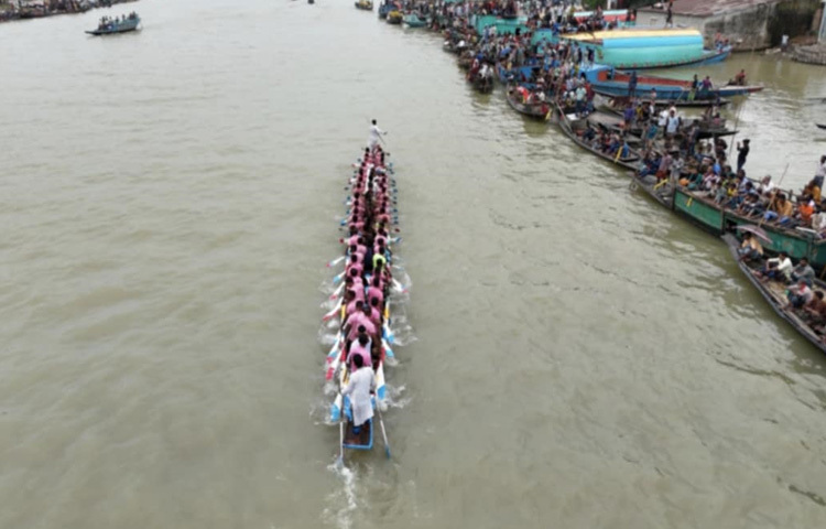 সুপ্রিম কোর্টের আপিল বিভাগের আইনজীবী শিশির মনিরের উদ্যোগে দীর্ঘ ২২ বছর পর হাওরের এ এলাকায় এমন আয়োজন পেয়ে উচ্ছ্বসতি স্থানীয়রা।