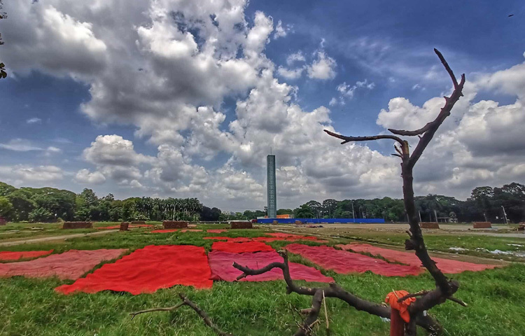 সোহরাওয়ার্দী উদ্যানের ছায়ায় শান্ত পদচারণা, সাদা মেঘের মৃদু ছায়ায় জড়িয়ে শহরের ক্লান্ত মানুষ বিশ্রাম নিচ্ছে। দূর থেকে বেজে ওঠা পাখির কূজন আর গাছের পাতায় হাওয়ায় তৈরি হয় এক সুরেলা সঙ্গীত, যা প্রাণ জুড়ে দেয় নতুন করে স্বস্তি ও প্রশান্তি।