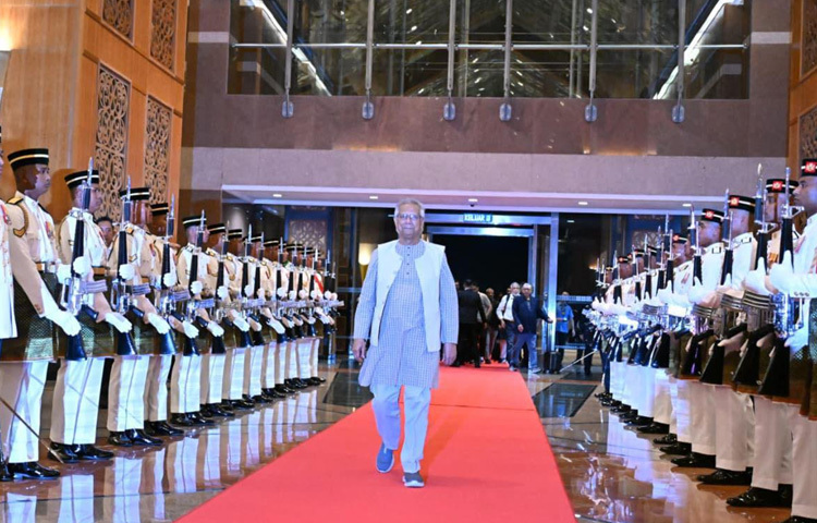 এ সময় অধ্যাপক ইউনূসকে লাল গালিচা সংবর্ধনা ও গার্ড অব অনার দেওয়া হয়।